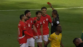 15 صور ترصد لحظة طرد محمد هاني لاعب منتخب مصر أمام جنوب أفريقيا