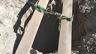 الأمن ينتشل جثامين 3 شباب سقطوا داخل حفرة "بحث عن آثار" في الفيوم -صور