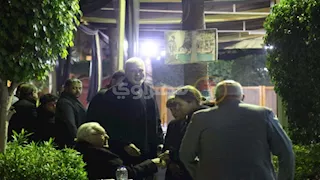 بالصور- رشدي الشامي يصل عزاء الراحل طارق الأمير