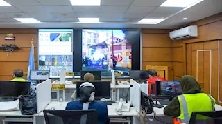 من غرفة العمليات.. محافظ الإسكندرية يتابع انتخابات النواب بدائرة الرمل (صور)