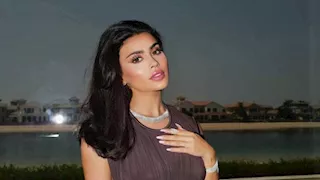 يمنى خوري بفستان جريء.. كيف نسقت إطلالتها؟