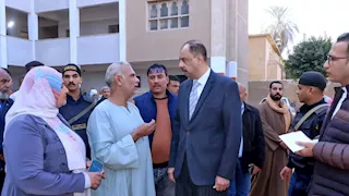 محافظ سوهاج يواصل جولاته الميدانية لمتابعة انتظام التصويت بجولة الإعادة  