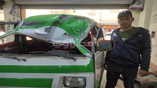 الركاب نجوا بأعجوبة.. شجرة تحطم سيارة بالبحيرة والسائق: "بتأكل 8 أسر عيش"