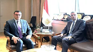 بالصور- محافظ أسوان يبحث مع وزير الإسكان موقف مشروعات "حياة كريمة"