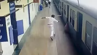 فيديو يحبس الأنفاس.. موظف سكك حديد ينقذ سيدة من الموت بطريقة شجاعة