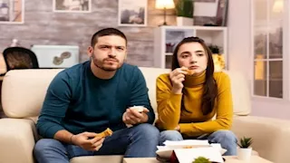 تناول الوجبات الخفيفة أمام التلفزيون.. هل يزيد الوزن؟