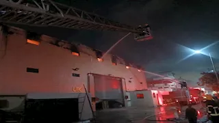 5 سيارات إطفاء تنقذ العبور من كارثة الـ 1200 متر (صور)