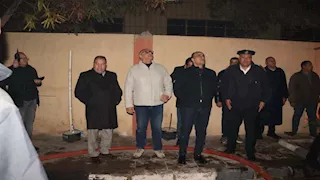 من قلب الحدث.. المحافظ ومدير الأمن يتابعان إخماد "حريق العبور" (صور)