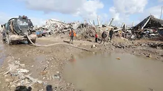 غرق الخيام وارتفاع الوفيات.. البرد يضاعف معاناة الفلسطينيين في غزة (فيديو-صور)