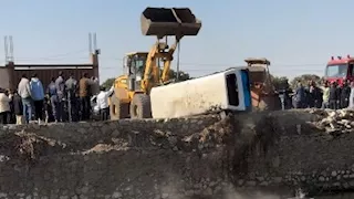 بالصور.. لحظة انتشال ميكروباص سقط في ترعة المريوطية.. غرق 3 أشخاص