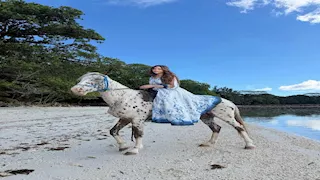 على الحصان..5 صور لزوجة محمد النني الثانية من إحدى رحلاتها