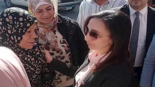 "عاوزة أنبوبة".. محافظ البحيرة تستجيب لطلب مواطنة أمام لجنة انتخابية ـ صور