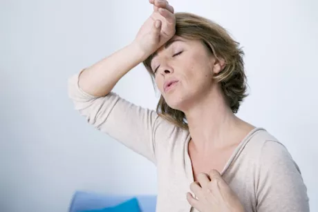 أطعمة تجنبها.. تزيد من الهبات الساخنة