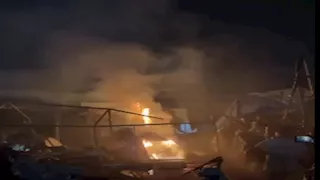 إسرائيل تشن غارات جوية على خيام النازحين في غزة.. صور وفيديو