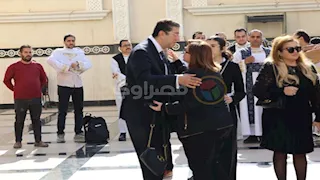 إلهام شاهين تساند هاني رمزي في جنازة والدته (صور)