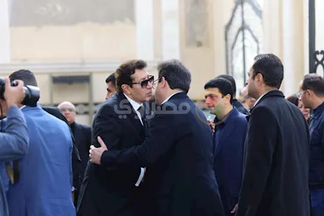 بحضور وزير الثقافة.. وصول جثمان والدة الفنان هاني رمزي (صور)