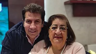 شاهد.. مراسم صلاة الجنازة على والدة هاني رمزي (فيديو)