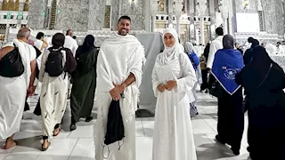 بالصور| رانيا منصور تؤدي مناسك العمرة.. والجمهور: "قمر بالحجاب"