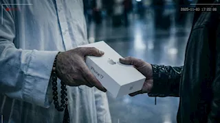 "آيفون" بماء زمزم.. تجار يستغلون معتمرين للاستيلاء على المليارات من خزينة الدولة