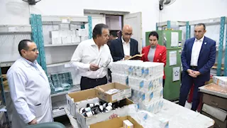 جولة مفاجئة لوزير الصحة بمستشفى "سنورس" بالفيوم.. قرار بإحالة "المتغيبين" للتحقيق