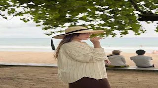 "رفقة نجلها".. زوجة محمد النني الثانية تنشر صورة في البحر