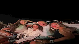 نادر السيد ينشر صورا مع زوجته وبناته