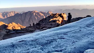 عناق السحاب والجليد.. ثلوج خفيفة تكسو قمم سانت كاترين والحرارة تحت الصفر