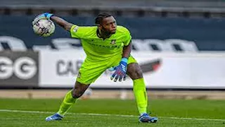 فيفا يوافق على تغيير جنسية حارس مرمى أرسنال السابق لمنتخب نيجيريا