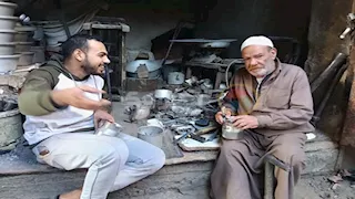 أقدم نحاس في بلبيس.."عم محمد" 80 سنة كفاح:طول ما فيّ نَفَس مش هأمد إيدي لحد