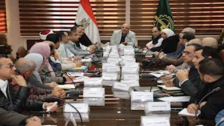 محافظ القليوبية يبحث إجراءات تحويل قرية "القلج" وتوابعها لمدينة مستقلة