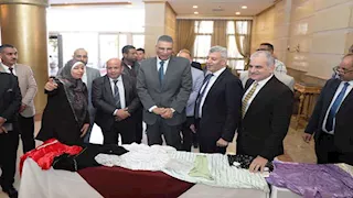 بالصور- محافظ أسوان يسلم 47 شابا وفتاة شهادات تخرج برنامج «5 طاقات ملهمة»