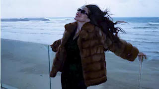 "إطلالة شتوية".. يارا السكري تنشر صورًا لها بجوار شاطئ البحر