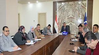 محافظ السويس يلتقي المستثمرين لتذليل العقبات ودعم المشروعات التنموية