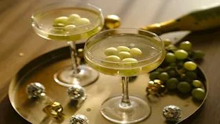 لماذا يتناول البعض 12 حبة عنب عند منتصف ليلة رأس السنة؟