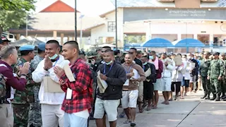 بعد وقف إطلاق النار.. تايلاند تفرج عن 18 أسير حرب كمبوديا