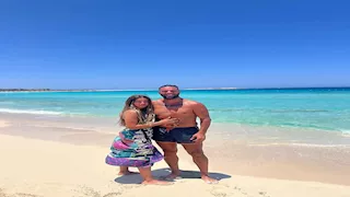 بحر ومناسبات وجوائز..أجمل 25 صورة رومانسية لأحمد حسام ميدو وزوجته 2025