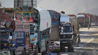 باكستان توافق على فتح معبرين حدوديين مع أفغانستان لدخول المساعدات