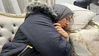 تحتضن صورته وتكلمها.. انهيار والدة السباح يوسف محمد (فيديو وصور)