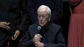 "على كرسي متحرك وأيدي مرتعشة".. تكريم مايكل كين بافتتاح البحر الأحمر (صور)