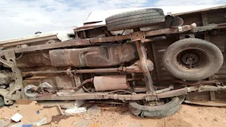 بضائع على الأسفلت.. انقلاب سيارة بالطريق الصحراوي الغربي بإسنا (صور)