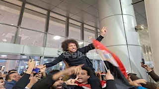 25 صورة من استقبال المصريين صاحب واقعة الدفاع عن السفارات بالمطار
