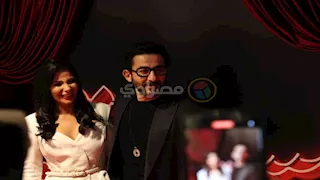 "كالعروس".. منى زكي بفستان أبيض في العرض الخاص لفيلم "الست"