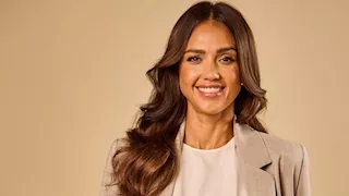 "إطلالة راقية".. هكذا ظهرت جيسيكا ألبا خلال فعاليات مهرجان البحر الأحمر