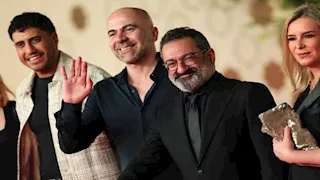 صناع فيلم "يونان" يلتقطون صورا تذكارية على السجادة الحمراء لمهرجان البحر الأحمر السينمائي