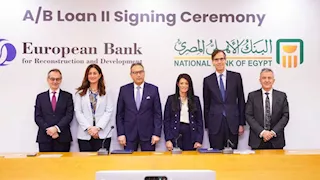 البنك الأهلي يقترض 100 مليون دولار من البنك الأوروبي لإعادة الإعمار لتمويل المشروعات الصغيرة