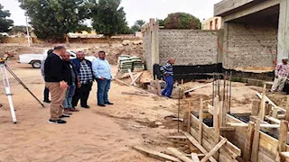 بالصور- معاون محافظ أسوان يتفقد مشروع الصرف الصحي بقرية غرب سهيل 