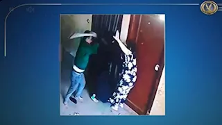 فيديو صادم| شاب يتعدى على سيدتين بعصا خشبية في دمياط.. والداخلية تكشف التفاصيل