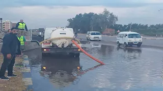 القليوبية: "طوارئ الصرف" ترفع مياه أمطار بنها (صور)