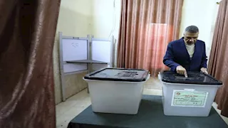 قبل ساعات من انطلاق الإعادة.. محافظ أسوان يتفقد لجان الانتخابات