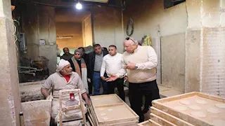 بالصور- محافظ الوادي الجديد في جولة مفاجئة على مخابز الخارجة